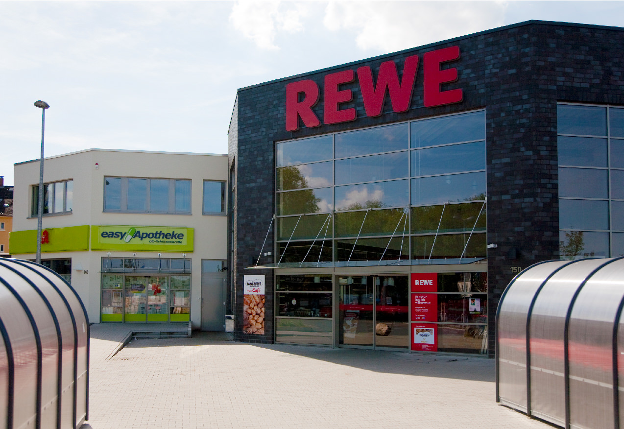 REWE-Markt und Apotheke