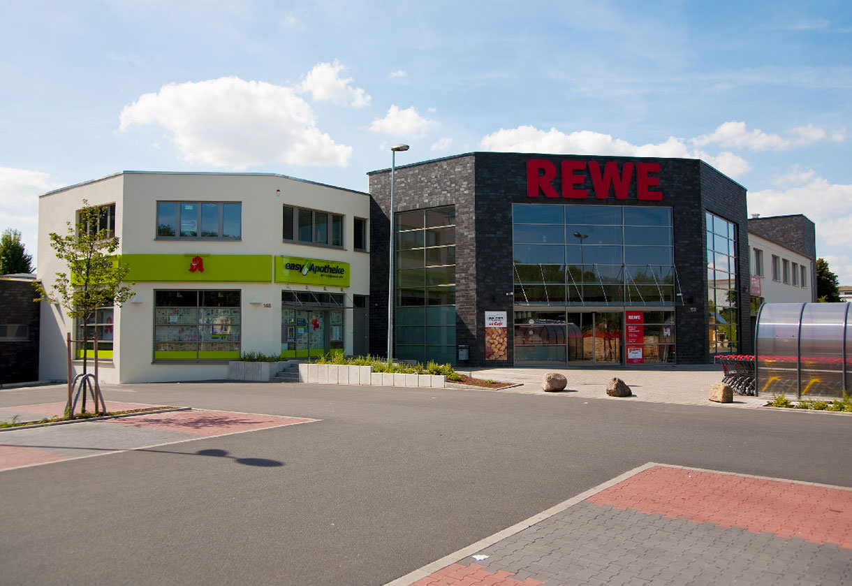 Vor dem REWE-Markt und der Apotheke in der Schützenstrasse