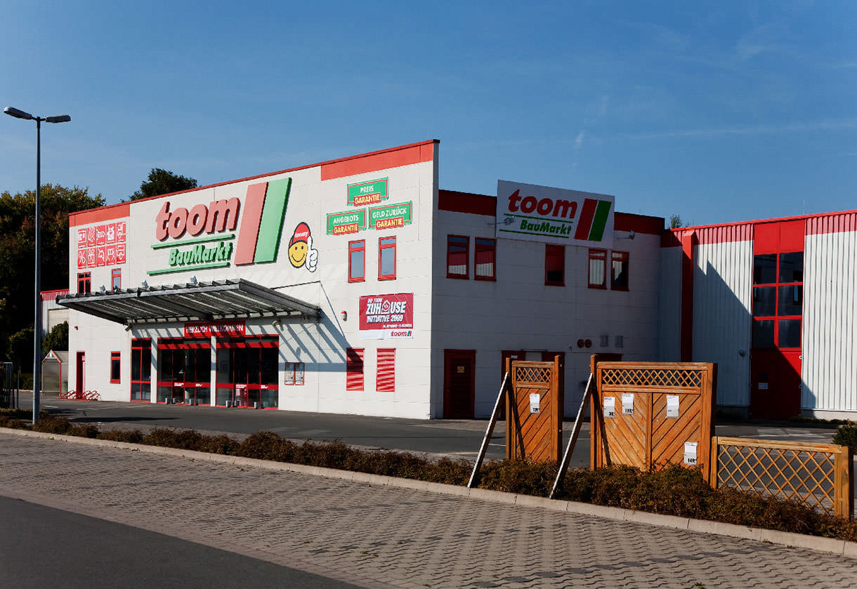Ansicht des Toom-Baumarktes in Lügde von rechts