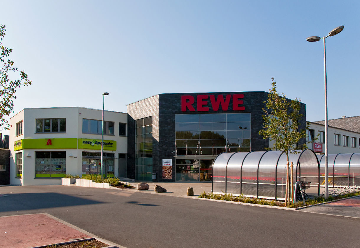 REWE-Markt und Apotheke