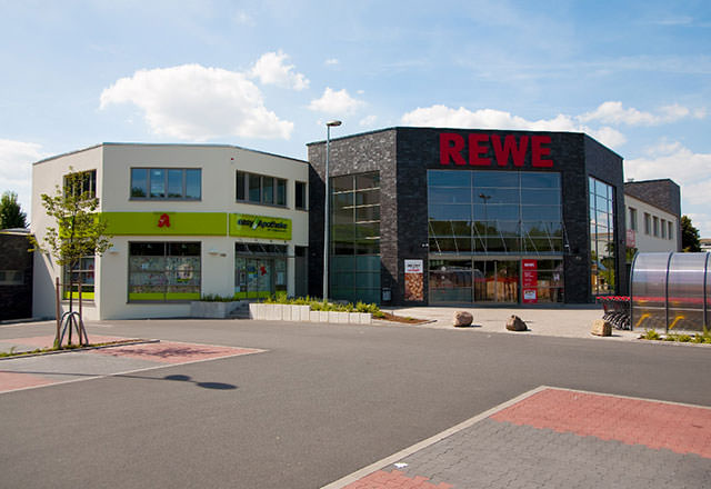 REWE-Markt und Apotheke