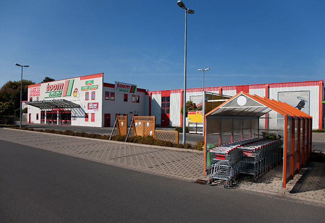 Frontalansicht des Toom-Baumarktes in Lügde