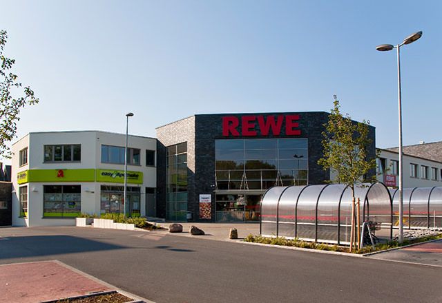 REWE-Markt und Apotheke